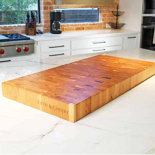 Image of the Fifth and Cherry large rectangular cutting board.