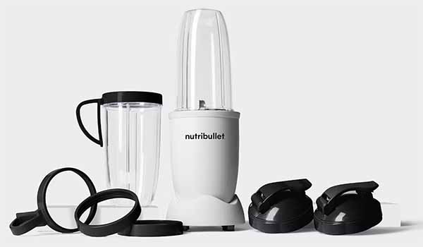 Horizontal image of the Nutribullet Pro 900 with its various accessories.