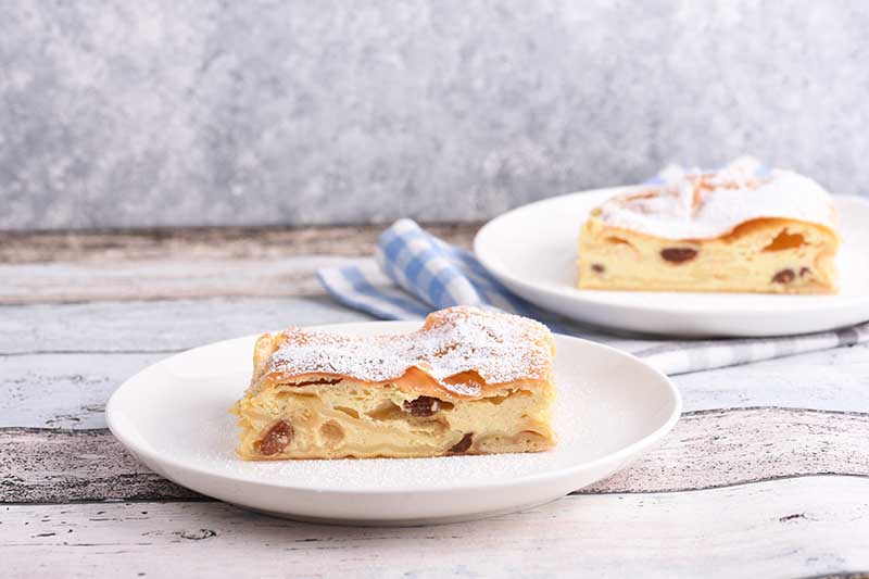 Horizontal image of a strudel with quark filling on plates.