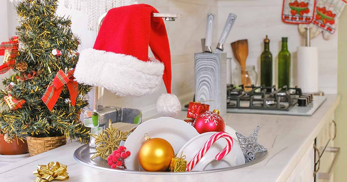 https://foodal.com/wp-content/uploads/2023/10/Tips-to-Minimize-Dish-Cleaning-During-the-Holidays-FB.jpg